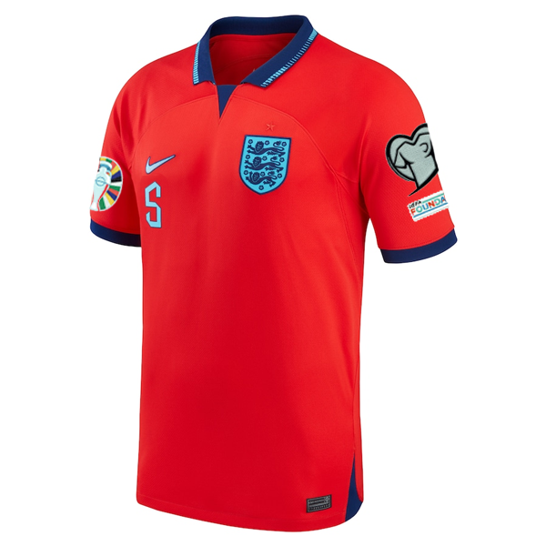 Maglia da trasferta Nike England John Stones 22/23 con patch per le qualificazioni agli Europei (Challenge Red/Blue Void)