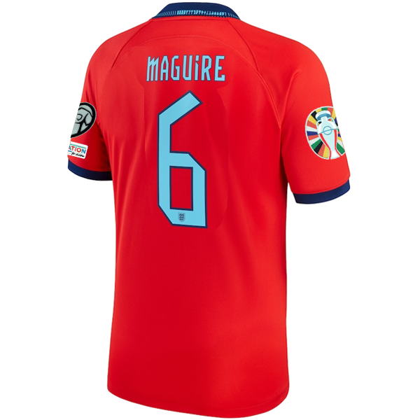 Maglia da trasferta Nike England Harry Maguire 22/23 con patch di qualificazione agli Europei (Challenge Red/Blue Void)