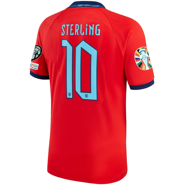 Maglia Nike England Raheem Sterling Away 22/23 con toppe per le qualificazioni agli Europei (Challenge Red/Blue Void)