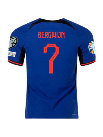 Nike Olanda Steven Bergwijn Maglia da trasferta autentica con toppe per le qualificazioni agli Europei 22/23 (Deep Royal/Habanero Red)