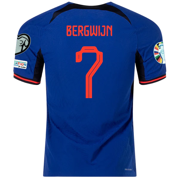Nike Olanda Steven Bergwijn Maglia da trasferta autentica con toppe per le qualificazioni agli Europei 22/23 (Deep Royal/Habanero Red)